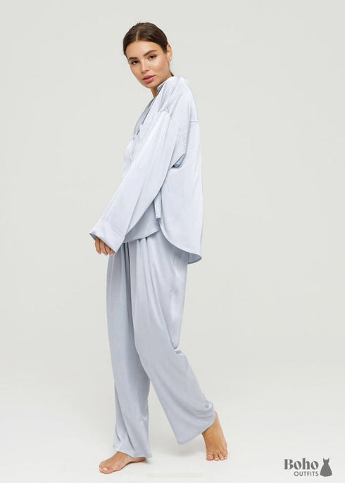 Pijama bohemio Corinne de satén en azul, plata, rosa y champán.